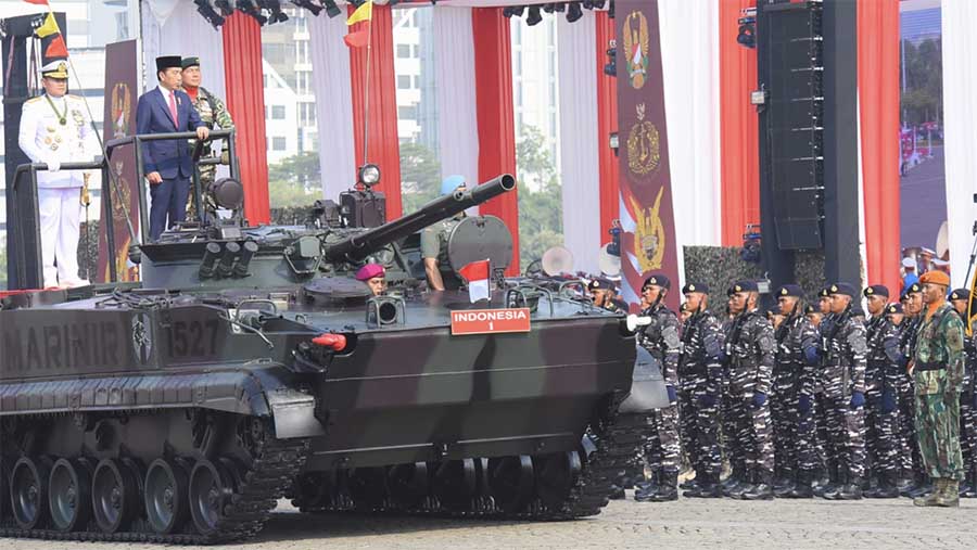 Presiden Jokowi didampingi Panglima TNI Marsekal Yudo Margono saat Upacara HUT ke-78 TNI, di Lapangan Monas, Rabu (05/10/2023). (Humas Setkab/Rahmat)