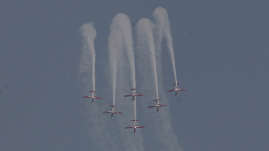 Pesawat TNI terbang di Monas, Gambir, Jakarta, Kamis (5/10/2023). (Bloomberg Technoz/Andrean Kristianto)