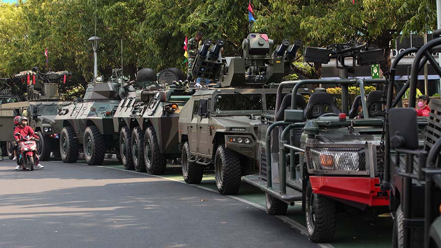 Sejumlah alutsista milik TNI terparkir di kawasan Bundaran HI, Jakarta, Kamis (5/10/2023). (Bloomberg Technoz/Andrean Kristianto)