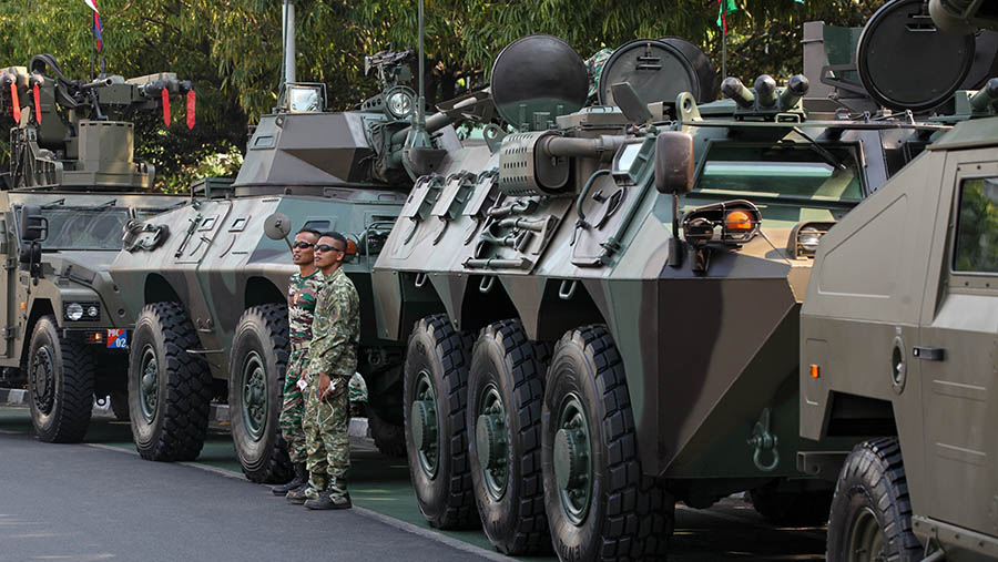 Sejumlah alutsista milik TNI terparkir di kawasan Bundaran HI, Jakarta, Kamis (5/10/2023). (Bloomberg Technoz/Andrean Kristianto)