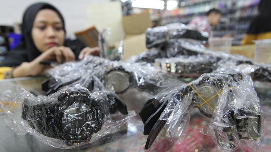 Salah satunya jam tangan asal China dijual seharga Rp22.000 untuk harga grosir. (Bloomberg Technoz/Andrean Kristianto)