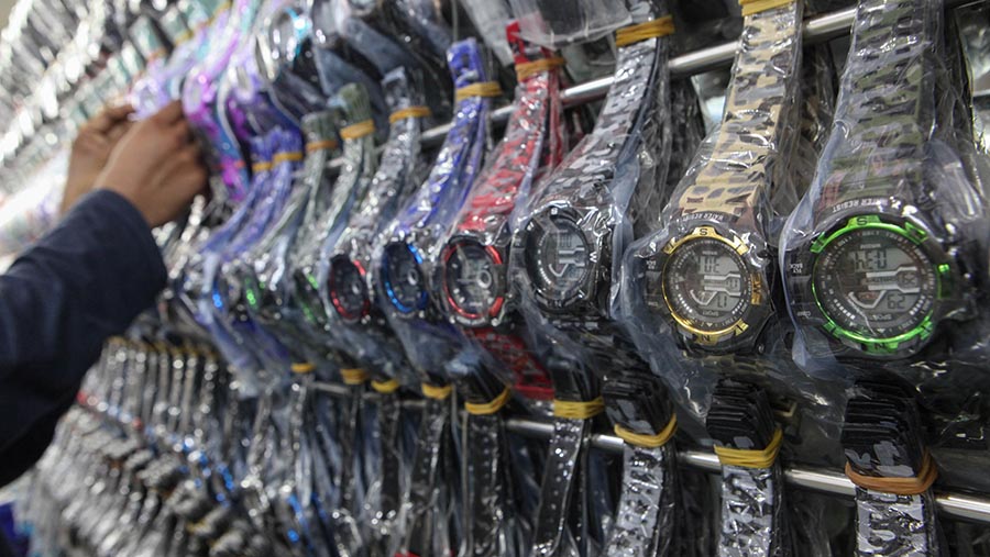 Jam impor asal China dijual di pusat grosir Senen Jaya, Jakarta, Jumat (6/10/2023). (Bloomberg Technoz/Andrean Kristianto)