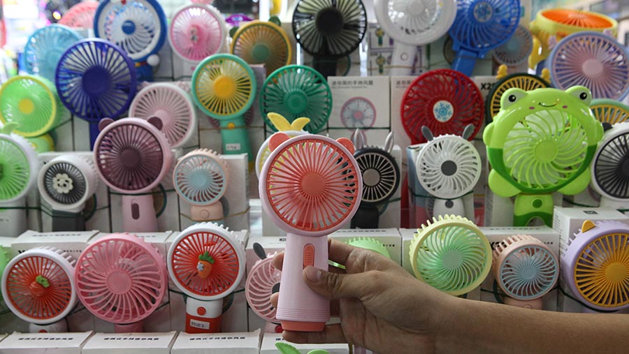 Kipas angin portable impor asal China dijual di pusat grosir Senen Jaya, Jakarta, Jumat (6/10/2023). (Bloomberg Technoz/Andrean Kristianto)
