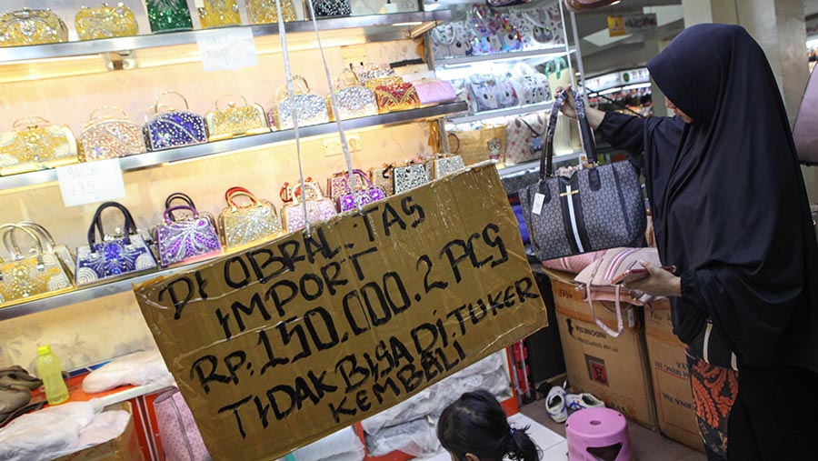 Pelanggan melihat tas impor yang dijual di pusat grosir Senen Jaya, Jakarta, Jumat (6/10/2023). (Bloomberg Technoz/Andrean Kristianto)