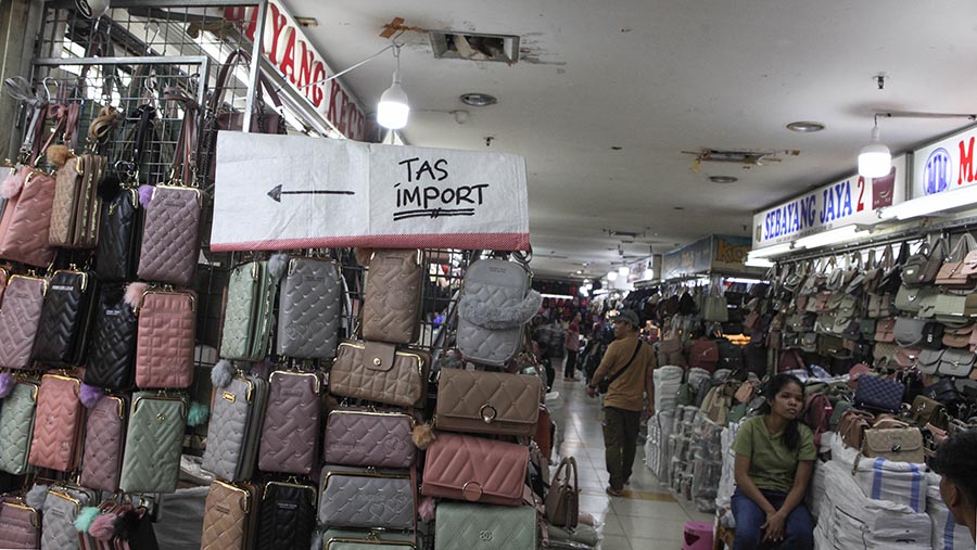 Penjualan tas impor di pusat grosir Senen Jaya, Jakarta, Jumat (6/10/2023). (Bloomberg Technoz/Andrean Kristianto)