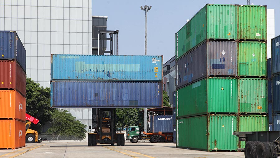 Alat berat memindahkan peti kemas di pelabuhan Tanjung Priok, Jakarta, Jumat (6/10/2023). (Bloomberg Technoz/Andrean Kristianto)