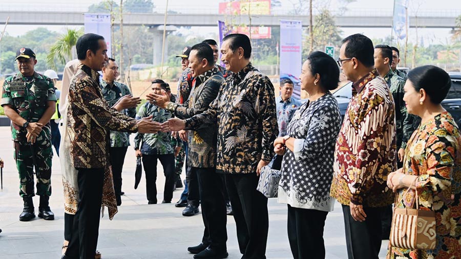 Menko Marves Luhut Binsar Panjaitan menyalami Presiden Jokowir sebelum peresmian WHOOSH di St. Halim, Senin (2/10/2023). (BPMI Setpres/Laily Rachev)