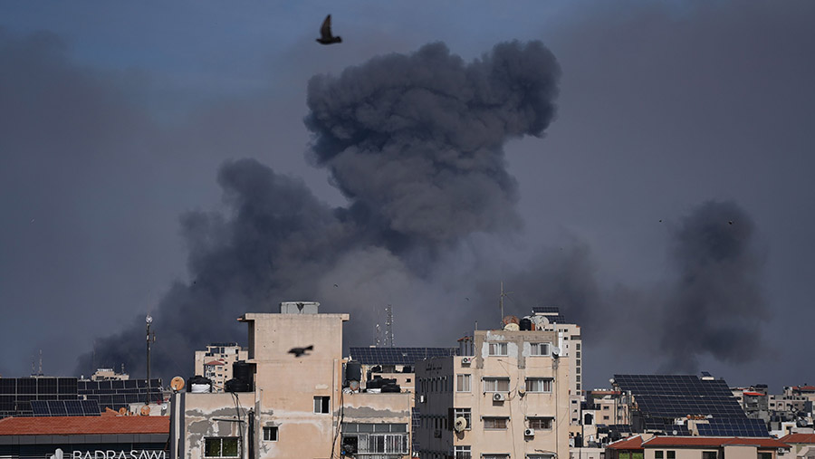 Asap terlihat usai serangan pesawat Israel di distrik Safwati Kota Gaza, Gaza, Sabtu, (7/10/2023). (Ahmad Salem/Bloomberg)