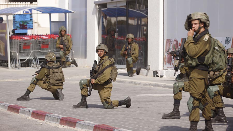 Tentara Israel mengambil posisi usai serangan roket Hamas di Sderot, Israel, Sabtu, (7/10/2023). (Kobi Wolf/Bloomberg)