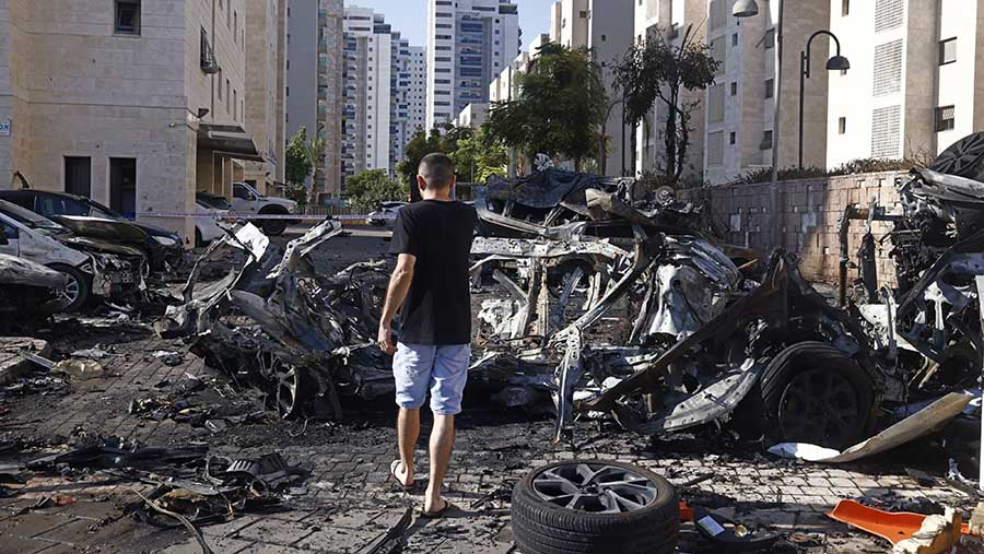 Mobil rusak akibat serangan roket Hamas di Ashkelon, Israel, Sabtu, (7/10/2023). (Kobi Wolf/Bloomberg)