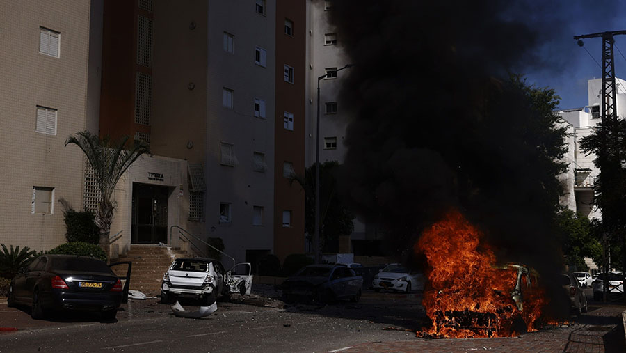 Mobil terbakar usai serangan roket Hamas di Ashkelon, Israel, Sabtu, (7/10/2023). (Kobi Wolf/Bloomberg)