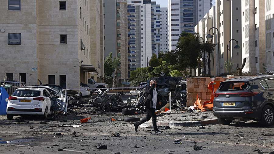 Mobil rusak akibat serangan roket Hamas di Ashkelon, Israel, Sabtu, (7/10/2023). (Kobi Wolf/Bloomberg)