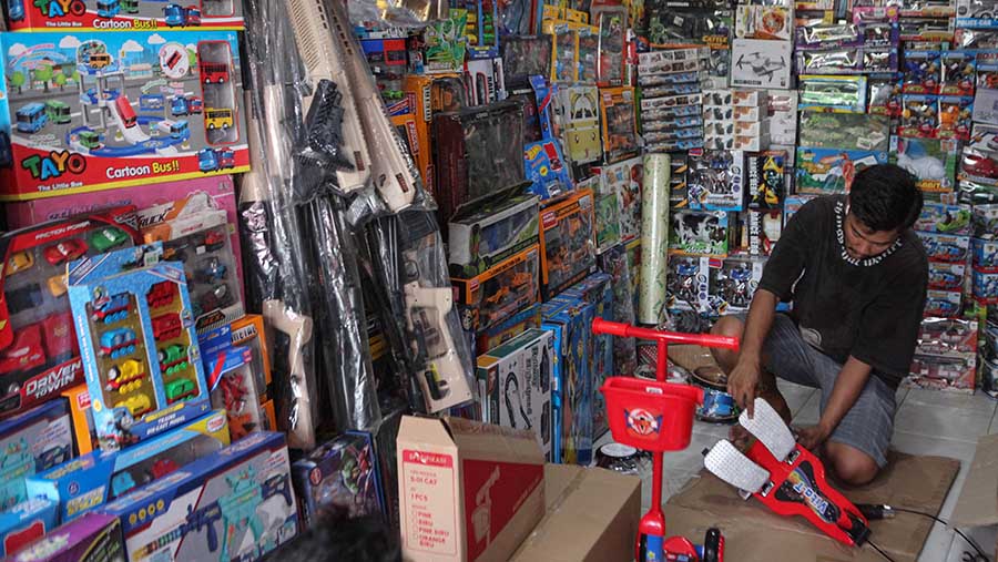 Banyak orang tua yang membeli mainan di Pasar Gembrong karena hargnya yang murah. (Bloomberg Technoz/Andrean Kristianto)