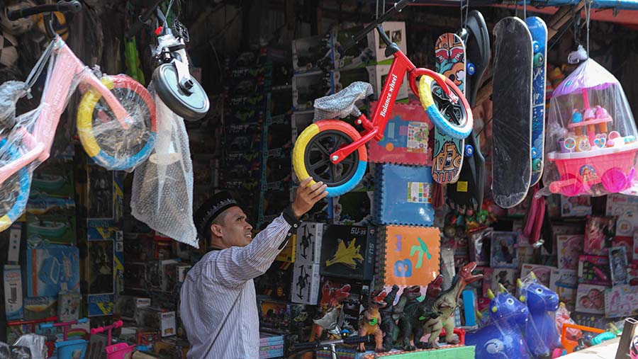 Pasar Gembrong yang terletak di Jakarta Timur terkenal sebagai surga mainan anak-anak dengan banyak pilihan. (Bloomberg Technoz/Andrean Kristianto)