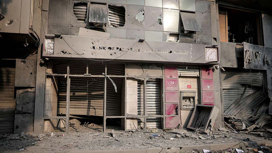 Bank of Palestine Plc hancur menyusul serangan udara Israel di Kota Gaza, Gaza, Minggu (8/10/2023). (Ahmad Salem/Bloomberg)