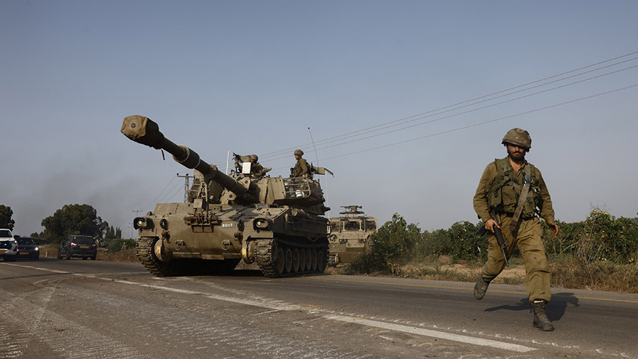 Senjata self-propelled tentara Israel bergerak menuju perbatasan dengan Gaza di luar Sderot, Israel, pada Minggu (8/10/2023). (Kobi Wolf/Bloomberg)