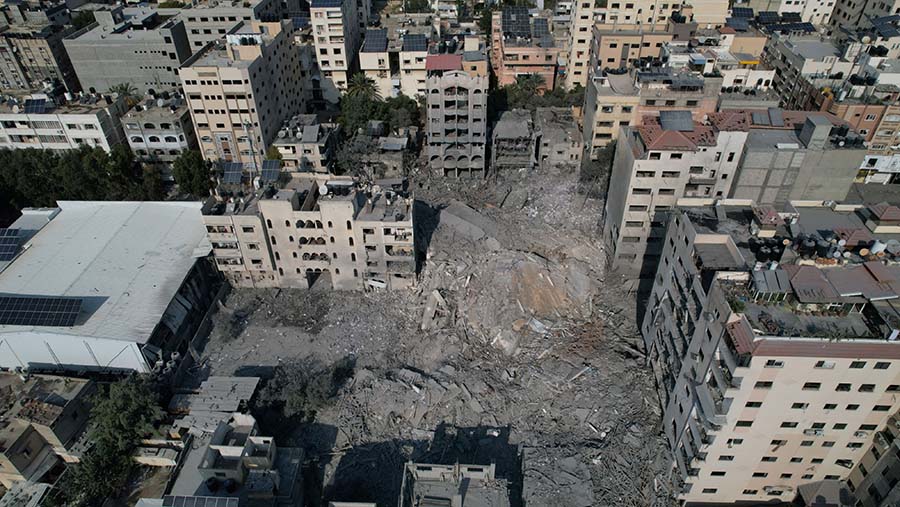 Bangunan hancur usai serangan rudal Israel di distrik Rimal Kota Gaza, Gaza, Minggu (8/10/2023). (Ahmad Salem/Bloomberg)