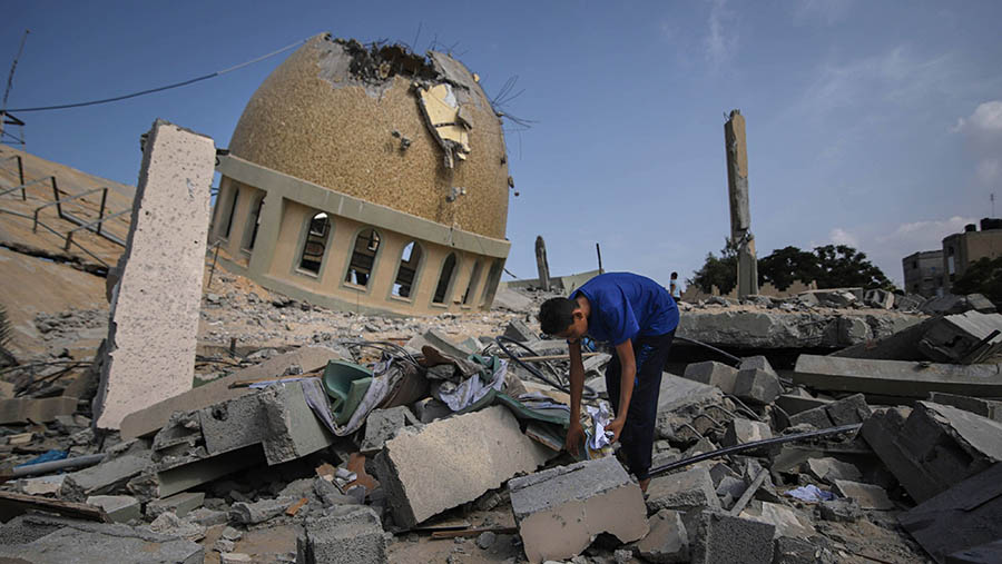 Masjid Al Amin Muhammad, yang merupakan masjid terkemuka di Kota Khan Younis, hancur digempur Israel. (Ahmad Salem/Bloomberg)