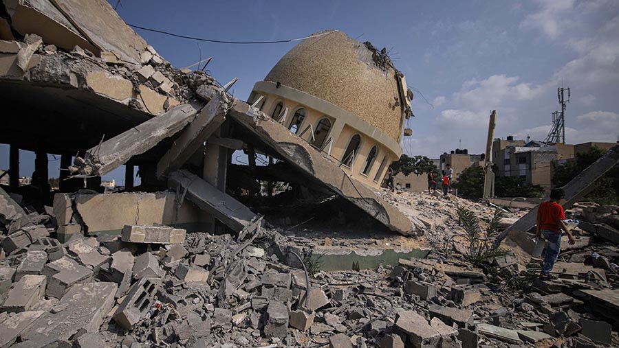 Sebuah masjid hancur usai serangan udara Israel di Khan Younis, Jalur Gaza, Minggu (8/10/2023). (Ahmad Salem/Bloomberg)