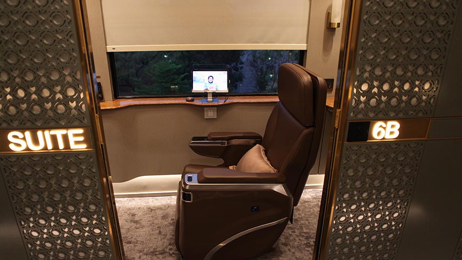 Suites Class Compartment menawarkan fitur-fitur yang akan memanjakan para penumpang.  (Bloomberg Technoz/Andrean Kristianto)