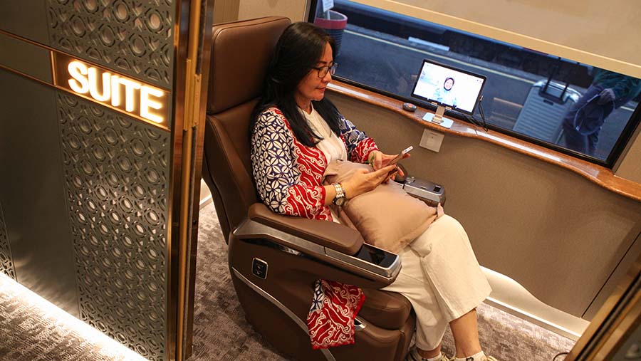 Penumpang duduk di kursi gerbong kereta Suite Class Compartment di Stasiun Gambir, Jakarta, Rabu (11/10/2023). (Bloomberg Technoz/Andrean Kristianto)