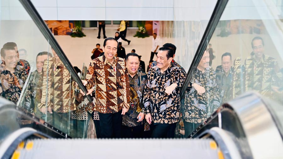 Presiden Jokowi bersama Menko Marves Luhut Binsar Panjaitan resmikan Kereta Cepat WHOOSH di St. Halim, Senin (2/10/2023). (BPMI Setpres/Laily Rachev)