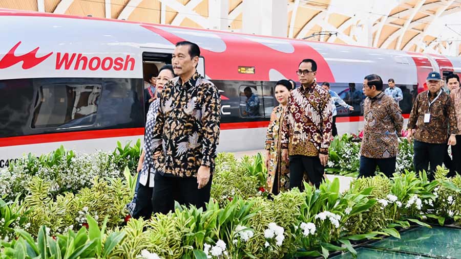 Presiden Jokowi bersama Menko Marves Luhut Binsar Panjaitan resmikan Kereta Cepat WHOOSH di St. Halim, Senin (2/10/2023). (BPMI Setpres/Laily Rachev)