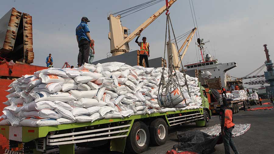 Bongkar muat beras bulog impor dari Vietnam di Pelabuhan Tanjung Priok, Jakarta, Kamis (12/10/2023). (Bloomberg Technoz/Andrean Kristianto)
