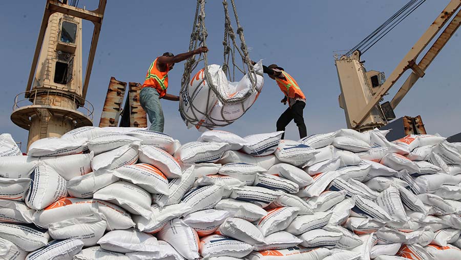 Bongkar muat beras bulog impor dari Vietnam di Pelabuhan Tanjung Priok, Jakarta, Kamis (12/10/2023). (Bloomberg Technoz/Andrean Kristianto)