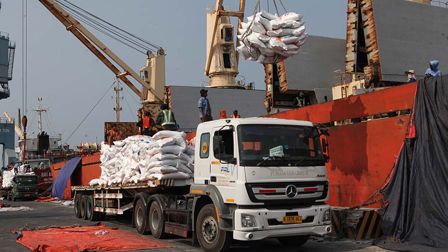 Bongkar muat beras bulog impor dari Vietnam di Pelabuhan Tanjung Priok, Jakarta, Kamis (12/10/2023). (Bloomberg Technoz/Andrean Kristianto)
