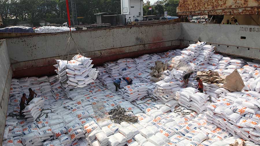 Bongkar muat beras bulog impor dari Vietnam di Pelabuhan Tanjung Priok, Jakarta, Kamis (12/10/2023). (Bloomberg Technoz/Andrean Kristianto)
