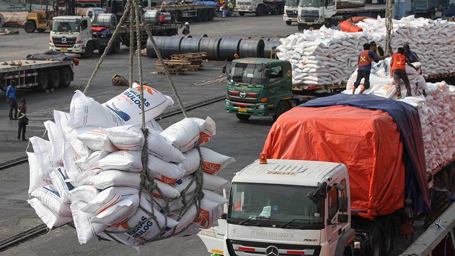 Bongkar muat beras bulog impor dari Vietnam di Pelabuhan Tanjung Priok, Jakarta, Kamis (12/10/2023). (Bloomberg Technoz/Andrean Kristianto)
