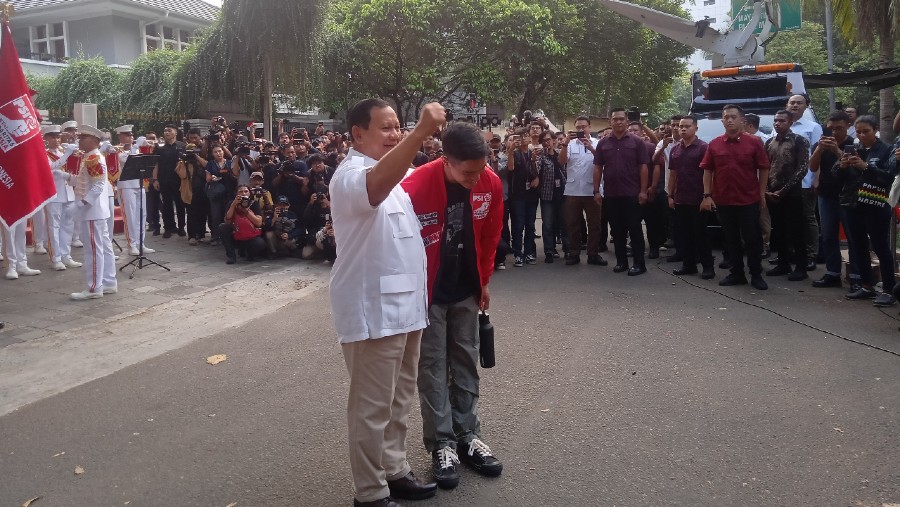 Ketua Umum Partai Gerindra Prabowo Subianto dan Kaesang Pangarep (Bloomberg Technoz/Pramesti Regita Cindy)