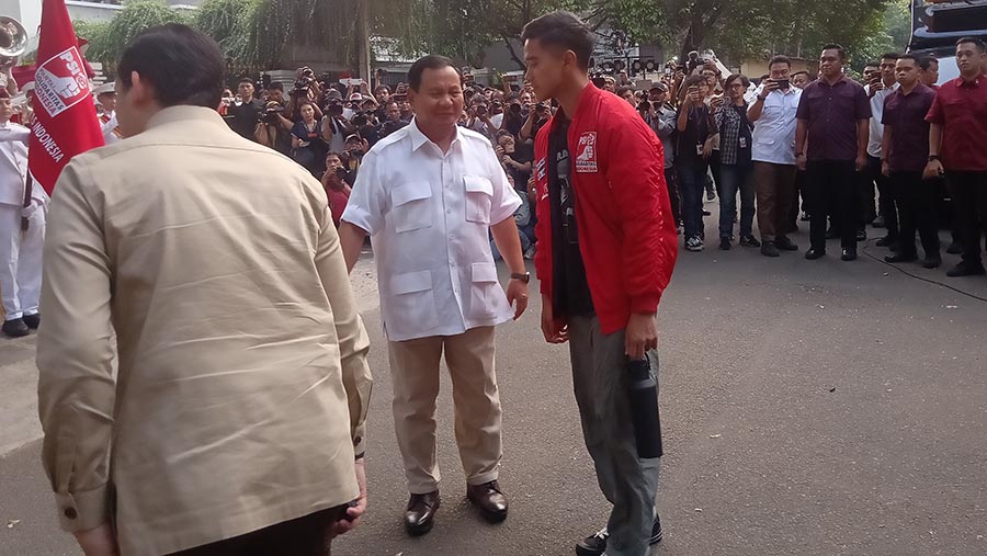 Ketua Umum Partai Gerindra Prabowo Subianto menyambut Ketua Umum PSI Kaesang Pangarep. Bloomberg Technoz/Pramesti Regita Cindy)