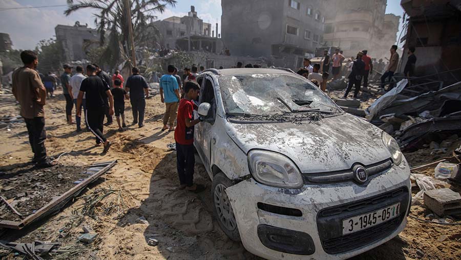 Mobil rusak akibat serangan udara Israel di lingkungan Al-Amal, sebelah barat Khan Younis, Jalur Gaza, Rabu (11/10/2023). (Ahmad Salem/Bloomberg)