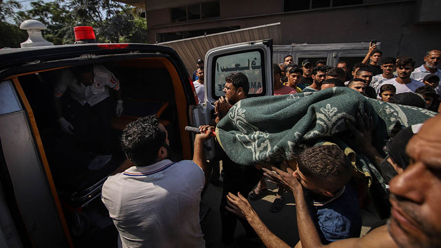 Orang-orang membawa jenazah warga Palestina korban serangan udara Israel di lingkungan Al-Amal, Jalur Gaza, Rabu (11/10/2023). (Ahmad Salem/Bloomberg)