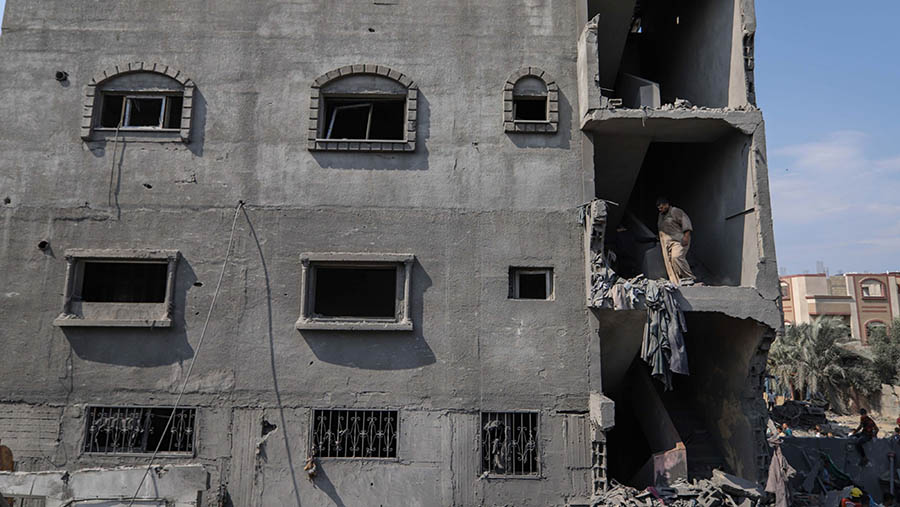 Bangunan tempat tinggal hancur sebagian akibat serangan udara Israel di lingkungan Al-Amal, Jalur Gaza, Rabu (11/10/2023). (Ahmad Salem/Bloomberg)