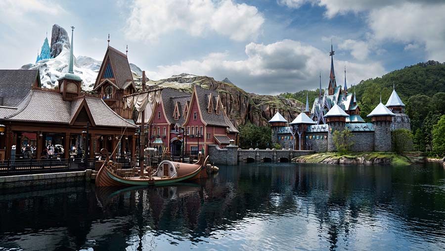 Area bertema Frozen di Disneyland Resort Walt Disney Co. di Hong Kong, Jumat (13/10/2023). (Bertha Wang/Bloomberg)