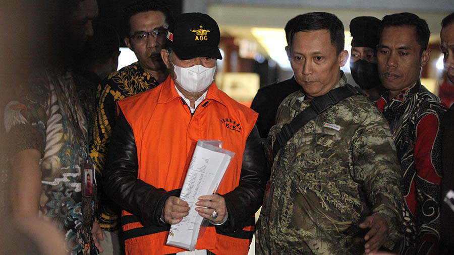 Mantan Mentan, Syahrul Yasin Limpo (SYL) menuju mobil tahanan di Gedung KPK, Jakarta, Jumat (13/10/2023). (Bloomberg Technoz/Andrean Kristianto)
