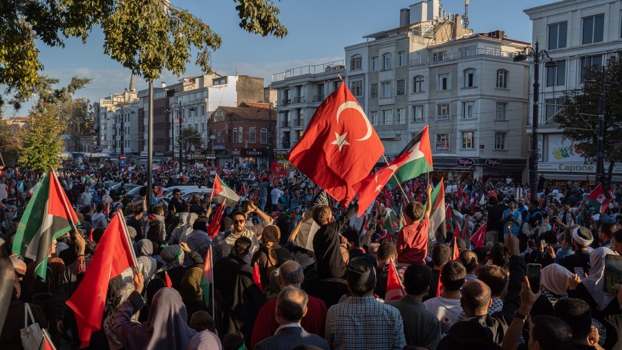 Demo di Istanbul, Turki, menyuarakan pembelaan pada Palestina menyusul eskalasi konflik memanas di Jalur Gaza (Bloomberg)
