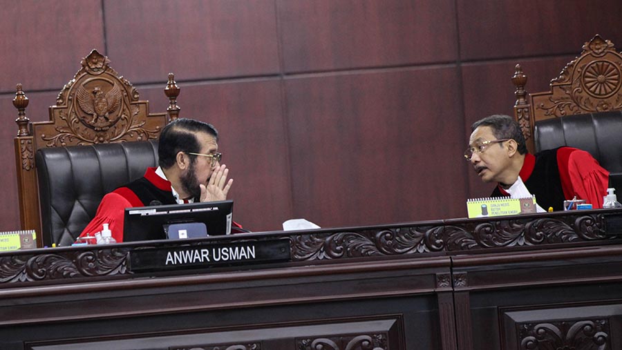 Ketua MK Anwar Usman memimpin sidang batas usia capres dan cawapres di Mahkahmah Konstutusi, Senin (16/10/2023) (Bloomberg Technoz/Andrean Kristianto)