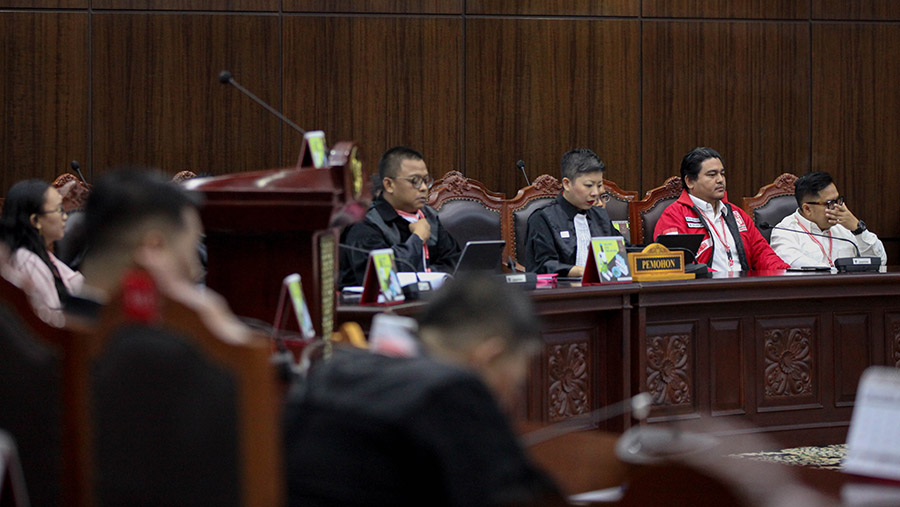 Pemohon hadir saat sidang batas usia capres dan cawapres di Mahkahmah Konstutusi, Senin (16/10/2023) (Bloomberg Technoz/Andrean Kristianto)