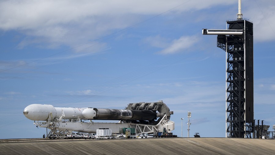 Roket milik SpaceX, Falcon Heavy tengah bersiap membawa pesawat antariksa milik NASA dengan rute Psyche. (Dok: Bloomberg)