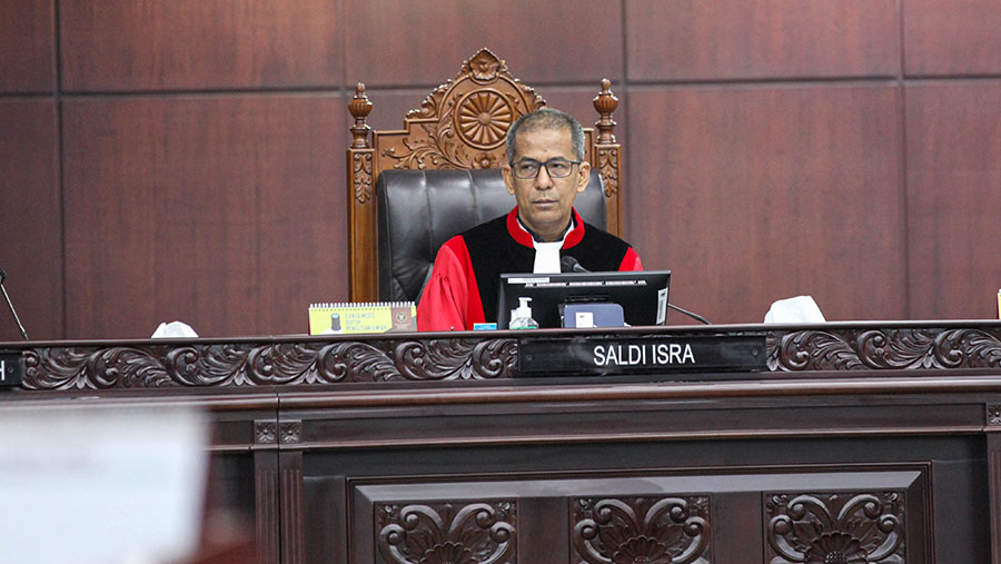 Wakil Ketua MK Saldi Isra saat sidang di Mahkamah Konstitusi. (Bloomberg Technoz/Andrean Kristianto)