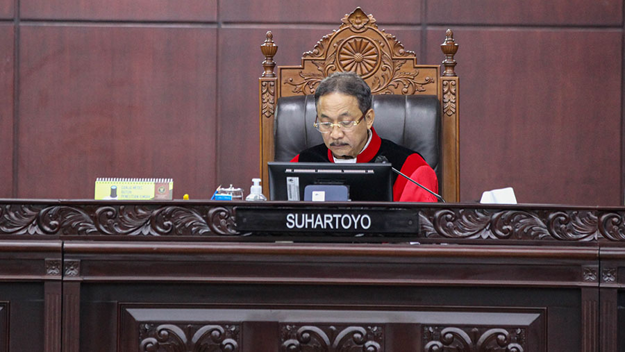 Hakim Konstitusi Suhartoyo saat sidang di Mahkamah Konstitusi, Senin (16/10/2023).  (Bloomberg Technoz/Andrean Kristianto)