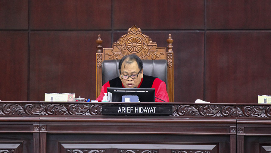 Hakim Konstitusi Arief Hidayat saat sidang di Mahkamah Konstitusi, Senin (16/10/2023).  (Bloomberg Technoz/Andrean Kristianto)