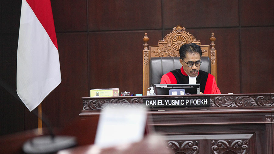 Hakim Konstitusi Daniel Yusmic saat sidang di Mahkamah Konstitusi, Senin (16/10/2023).  (Bloomberg Technoz/Andrean Kristianto)