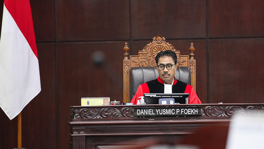Hakim Konstitusi Daniel Yusmic saat sidang di Mahkamah Konstitusi, Senin (16/10/2023).  (Bloomberg Technoz/Andrean Kristianto)