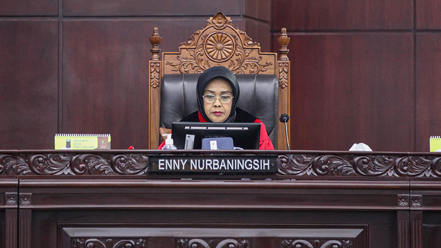 Hakim Konstitusi Enny Nurbaningsih saat sidang di Mahkamah Konstitusi, Senin (16/10/2023).  (Bloomberg Technoz/Andrean Kristianto)