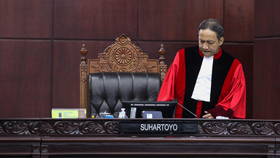 Hakim Konstitusi Suhartoyo saat sidang di Mahkamah Konstitusi, Senin (16/10/2023).(Bloomberg Technoz/Andrean Kristianto)